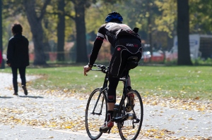 自転車に乗っている時の前傾姿勢は腰を痛めて、男性不妊の原因にもなるかも